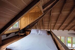 Pink Sands Retreat: Secluded Estate With Pool