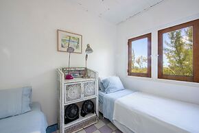 Pink Sands Retreat: Secluded Estate With Pool