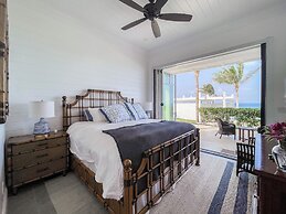 Island Haven: Oceanfront Retreat With Infinity Pool