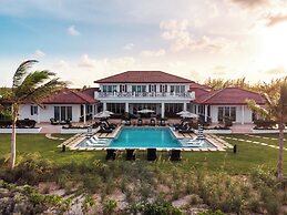 Island Haven: Oceanfront Retreat With Infinity Pool