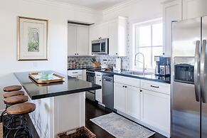 Island Haven: Oceanfront Retreat With Infinity Pool