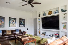 Island Haven: Oceanfront Retreat With Infinity Pool