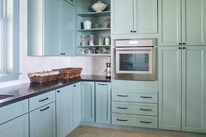 Island Haven: Oceanfront Retreat With Infinity Pool