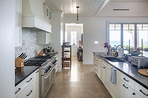 Island Haven: Oceanfront Retreat With Infinity Pool