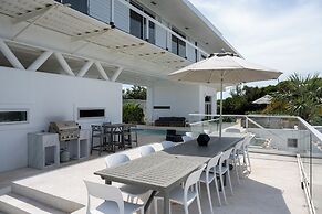 Beachfront Beauty: Luxury Estate With Infinity Pool And Spa