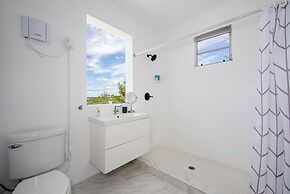 Beachfront Beauty: Luxury Estate With Infinity Pool And Spa