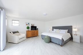 Beachfront Beauty: Luxury Estate With Infinity Pool And Spa