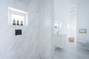 Beachfront Beauty: Luxury Estate With Infinity Pool And Spa