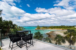 Beachfront Beauty: Luxury Estate With Infinity Pool And Spa