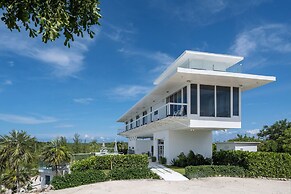 Beachfront Beauty: Luxury Estate With Infinity Pool And Spa