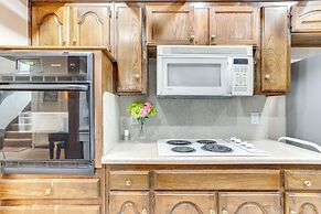 Edmond Townhome w/ Pool Access Near Arcadia Lake!