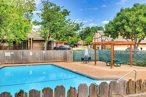 Edmond Townhome w/ Pool Access Near Arcadia Lake!