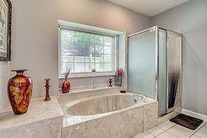 Spacious Richmond Hill Hideaway w/ Deck!