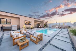 ~ 10 Mi to Joshua Tree: Luxe Yucca Valley Home