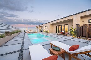 ~ 10 Mi to Joshua Tree: Luxe Yucca Valley Home