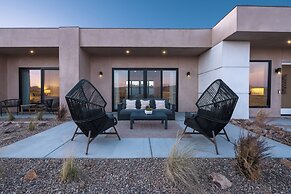 ~ 10 Mi to Joshua Tree: Luxe Yucca Valley Home