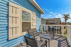 Walk to Beach & State Park: Texas Gulf Coast Home