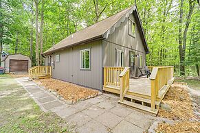 Roscommon Chalet w/ Hot Tub Near Higgins Lake!