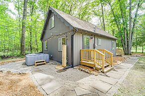 Roscommon Chalet w/ Hot Tub Near Higgins Lake!