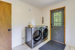 Roscommon Chalet w/ Hot Tub Near Higgins Lake!