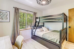 Roscommon Chalet w/ Hot Tub Near Higgins Lake!