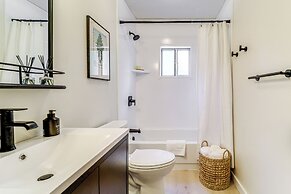 Roscommon Chalet w/ Hot Tub Near Higgins Lake!