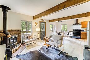 Roscommon Chalet w/ Hot Tub Near Higgins Lake!