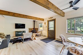 Roscommon Chalet w/ Hot Tub Near Higgins Lake!