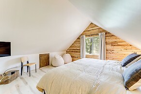 Roscommon Chalet w/ Hot Tub Near Higgins Lake!