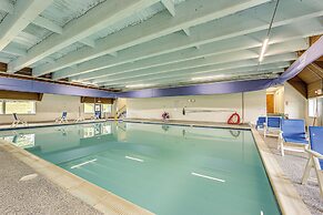 Walk to Alpine Lake: Terra Alta Cabin w/ Deck