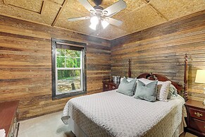 Pet-friendly Ehrhardt Home w/ Private Pond & Yard!