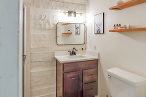 ~ 10 Mi to Downtown: Murfreesboro Area Cabin