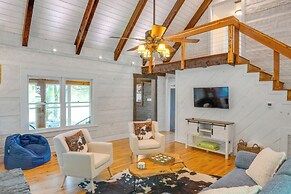 ~ 10 Mi to Downtown: Murfreesboro Area Cabin