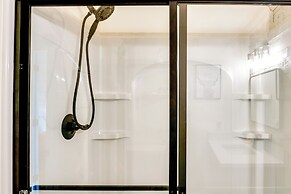 ~ 10 Mi to Downtown: Murfreesboro Area Cabin