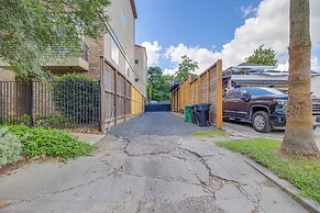 Fourth Ward Apartment: 1 Mi to Downtown Houston!