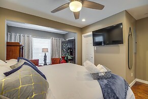 Fourth Ward Apartment: 1 Mi to Downtown Houston!