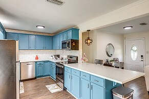1 Mi to Moody Gardens & Beaches: Galveston Home