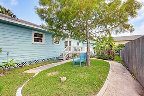 1 Mi to Moody Gardens & Beaches: Galveston Home