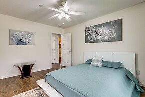 1 Mi to Moody Gardens & Beaches: Galveston Home