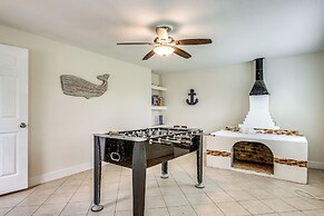 1 Mi to Moody Gardens & Beaches: Galveston Home