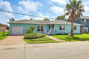 1 Mi to Moody Gardens & Beaches: Galveston Home