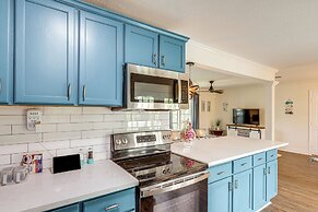 1 Mi to Moody Gardens & Beaches: Galveston Home