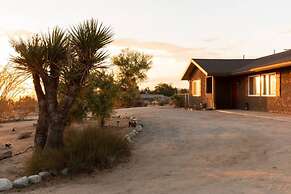 Darling Desert Abode W/hot-tub + Game Room 3 Bedroom Home by RedAwning