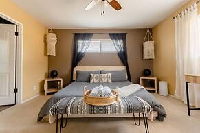 Darling Desert Abode W/hot-tub + Game Room 3 Bedroom Home by RedAwning