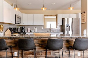 Darling Desert Abode W/hot-tub + Game Room 3 Bedroom Home by RedAwning