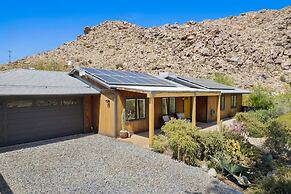 Moonbeam Mountain - Stylish Home W/private Boulders + Hot Tub! 4 Bedro