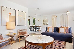 Moonbeam Mountain - Stylish Home W/private Boulders + Hot Tub! 4 Bedro