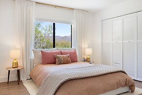 Moonbeam Mountain - Stylish Home W/private Boulders + Hot Tub! 4 Bedro