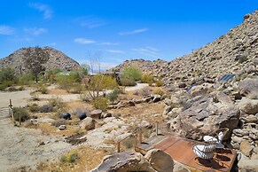 Moonbeam Mountain - Stylish Home W/private Boulders + Hot Tub! 4 Bedro