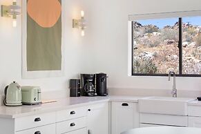 Moonbeam Mountain - Stylish Home W/private Boulders + Hot Tub! 4 Bedro